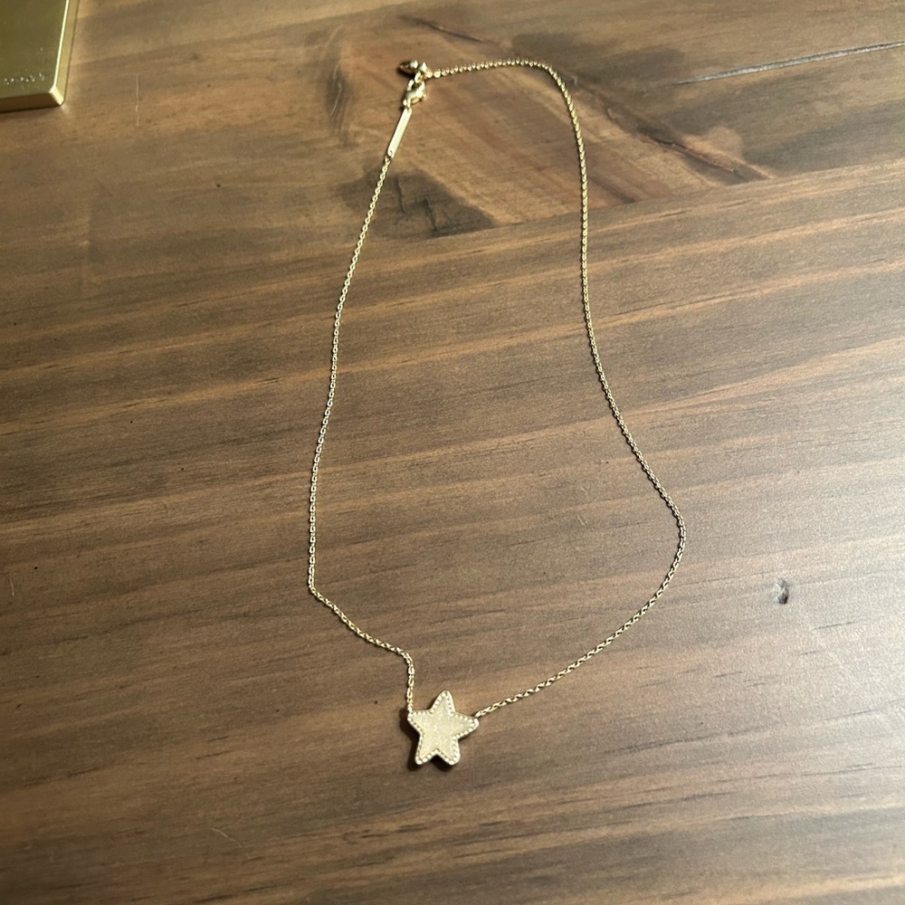 Kendra Scott necklace